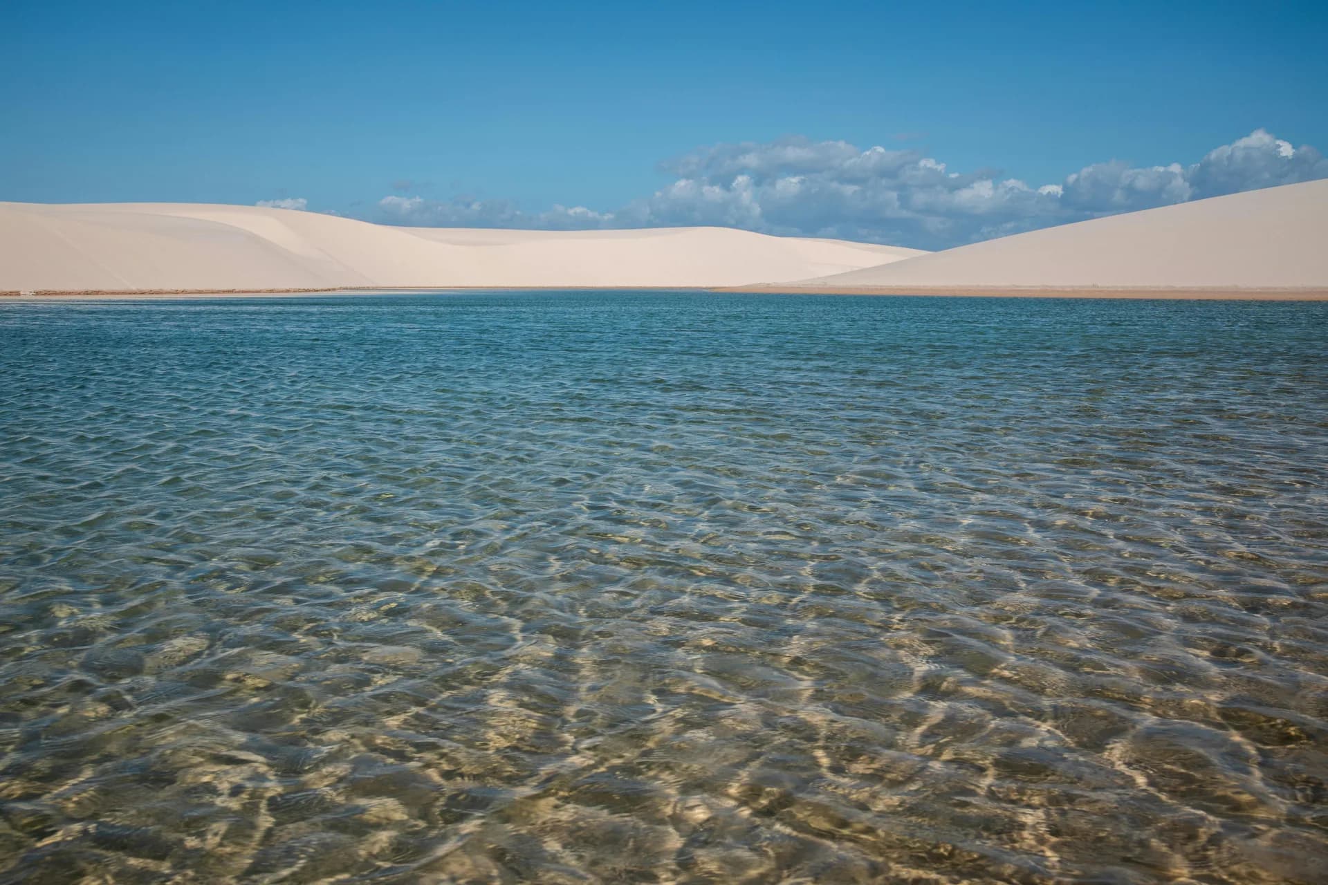 Paisagem aérea das dunas e lagoas dos Lençóis Maranhenses