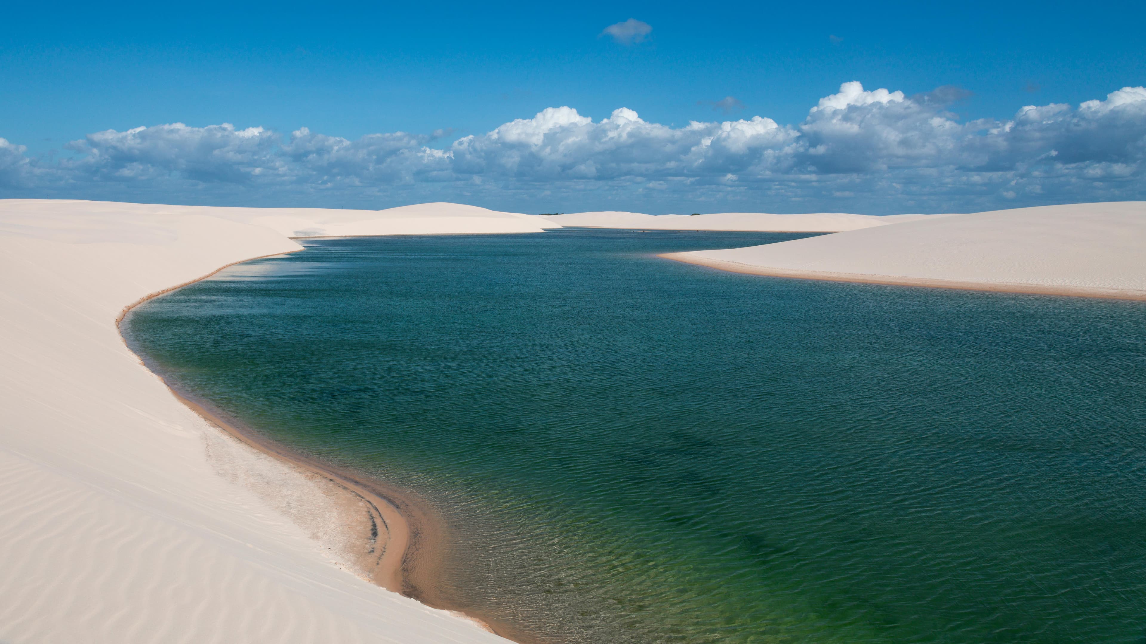 Lagoa cristalina entre dunas brancas dos Lençóis Maranhenses
