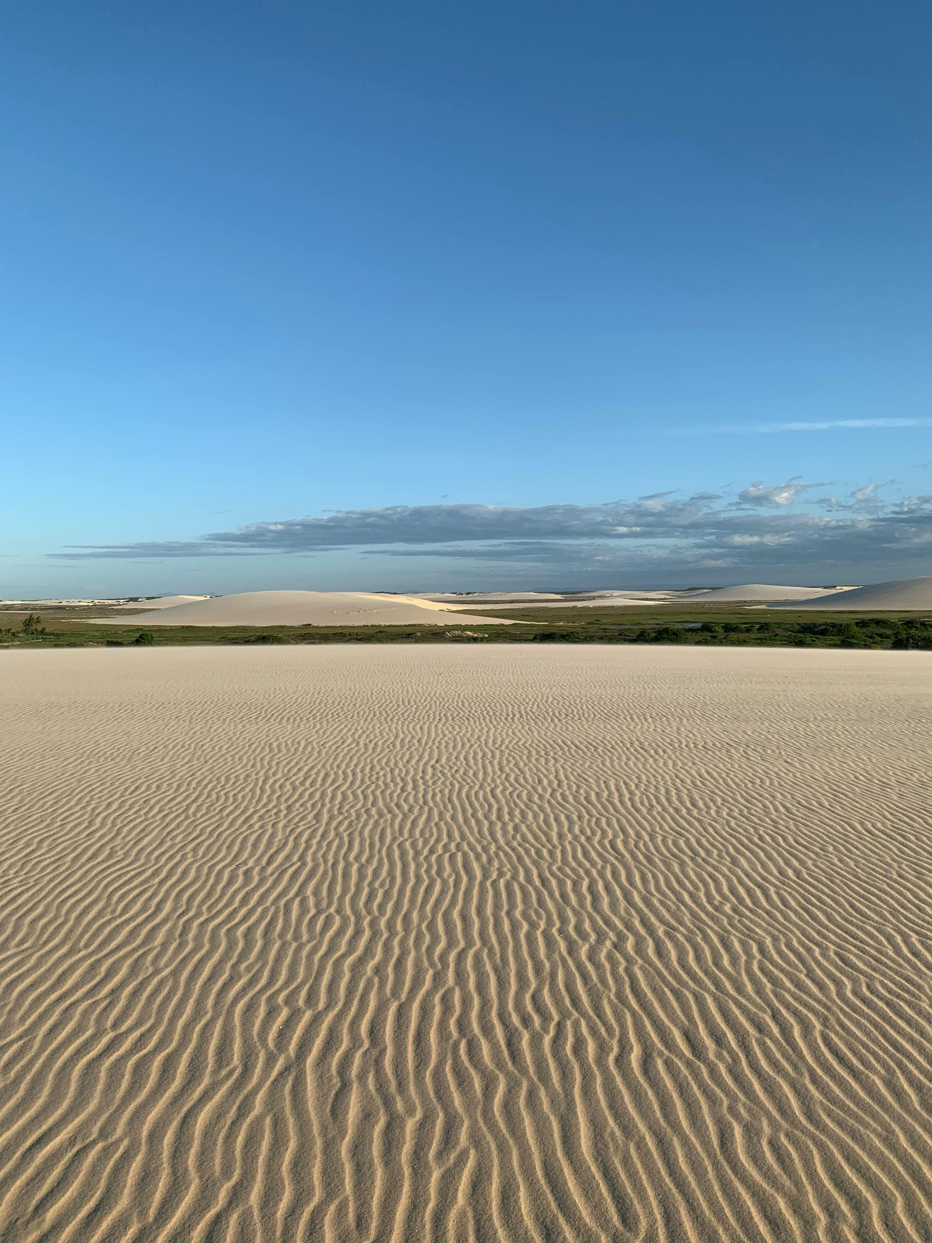 Contraste entre areia branca e água turquesa nos Lençóis Maranhenses