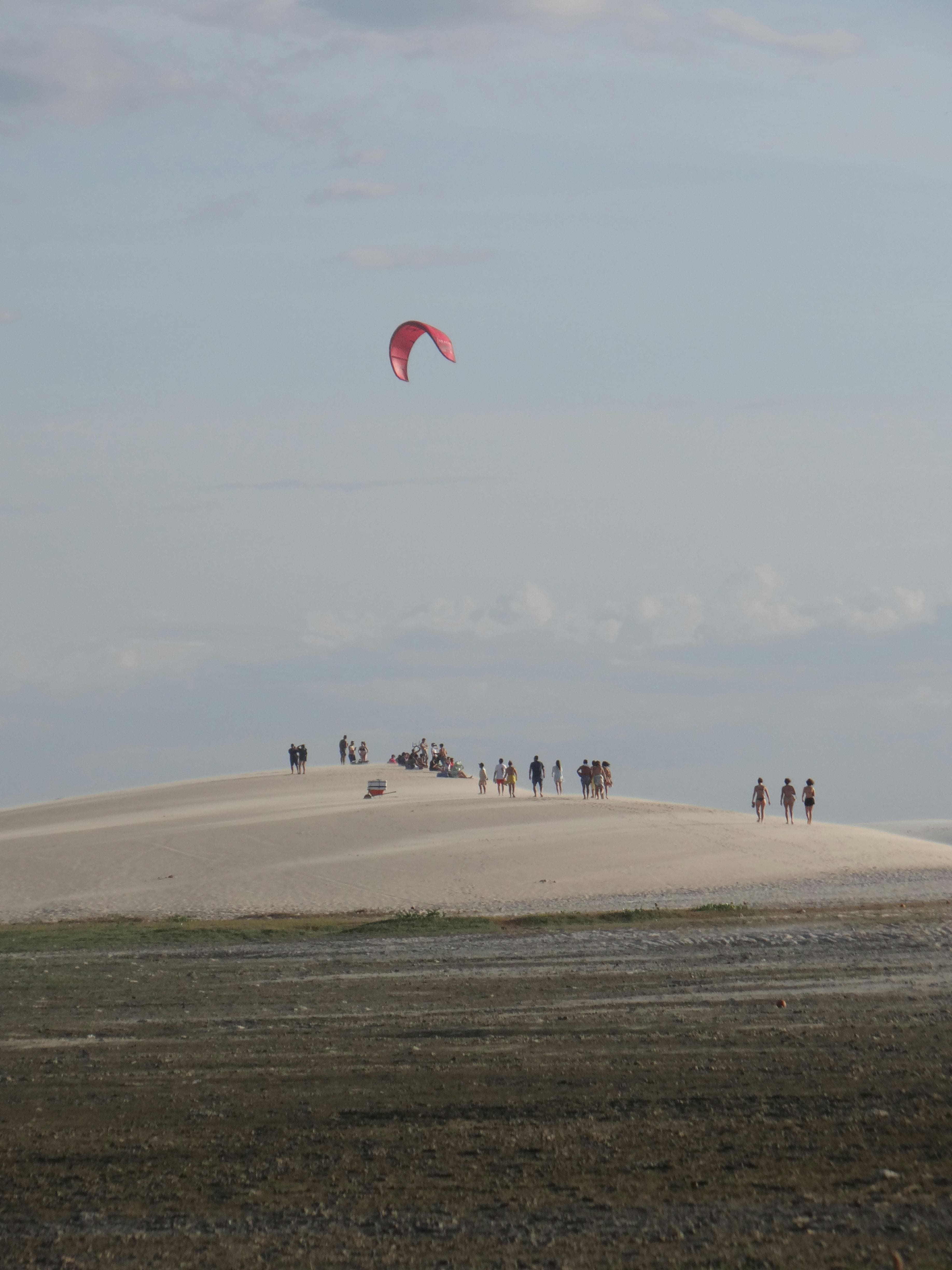 Turistas caminhando pelas dunas dos Lençóis Maranhenses