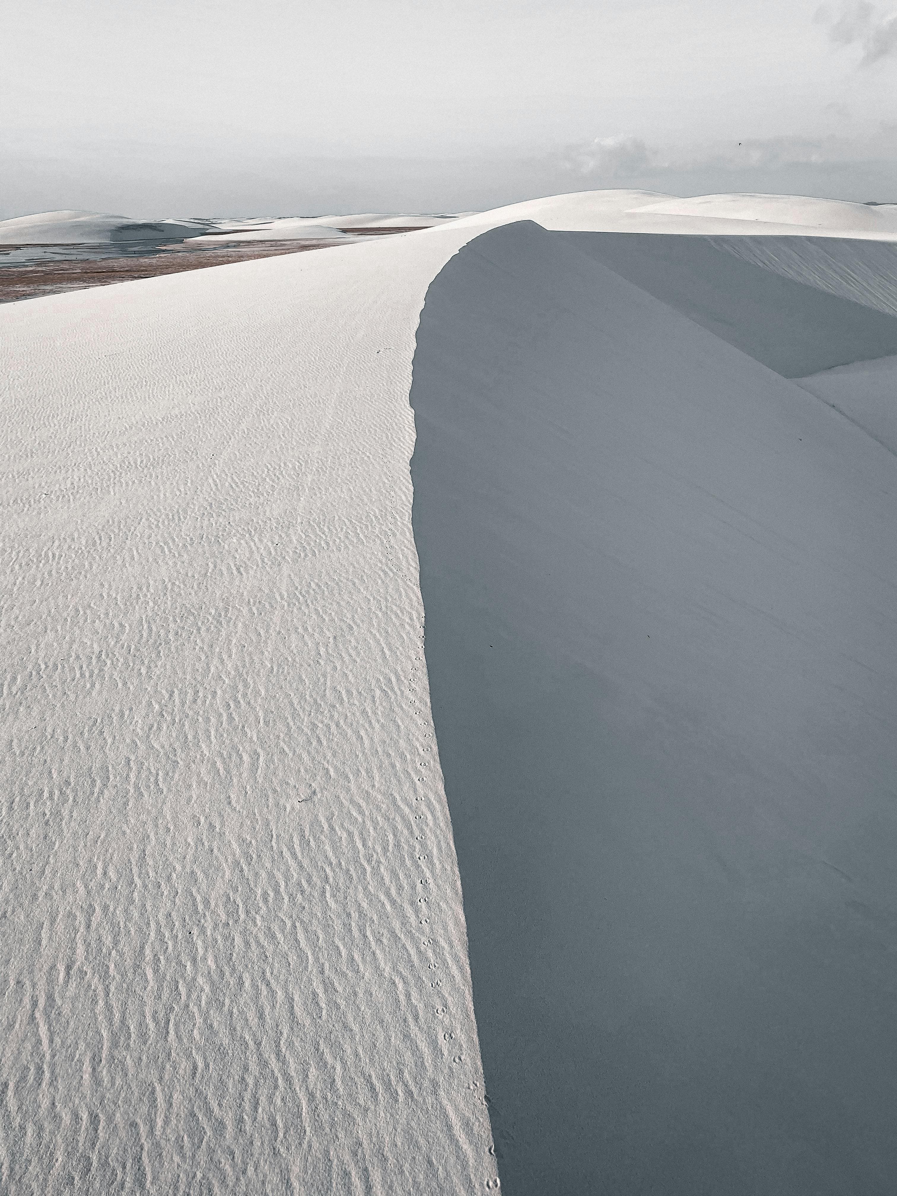 Céu azul sobre as dunas dos Lençóis Maranhenses