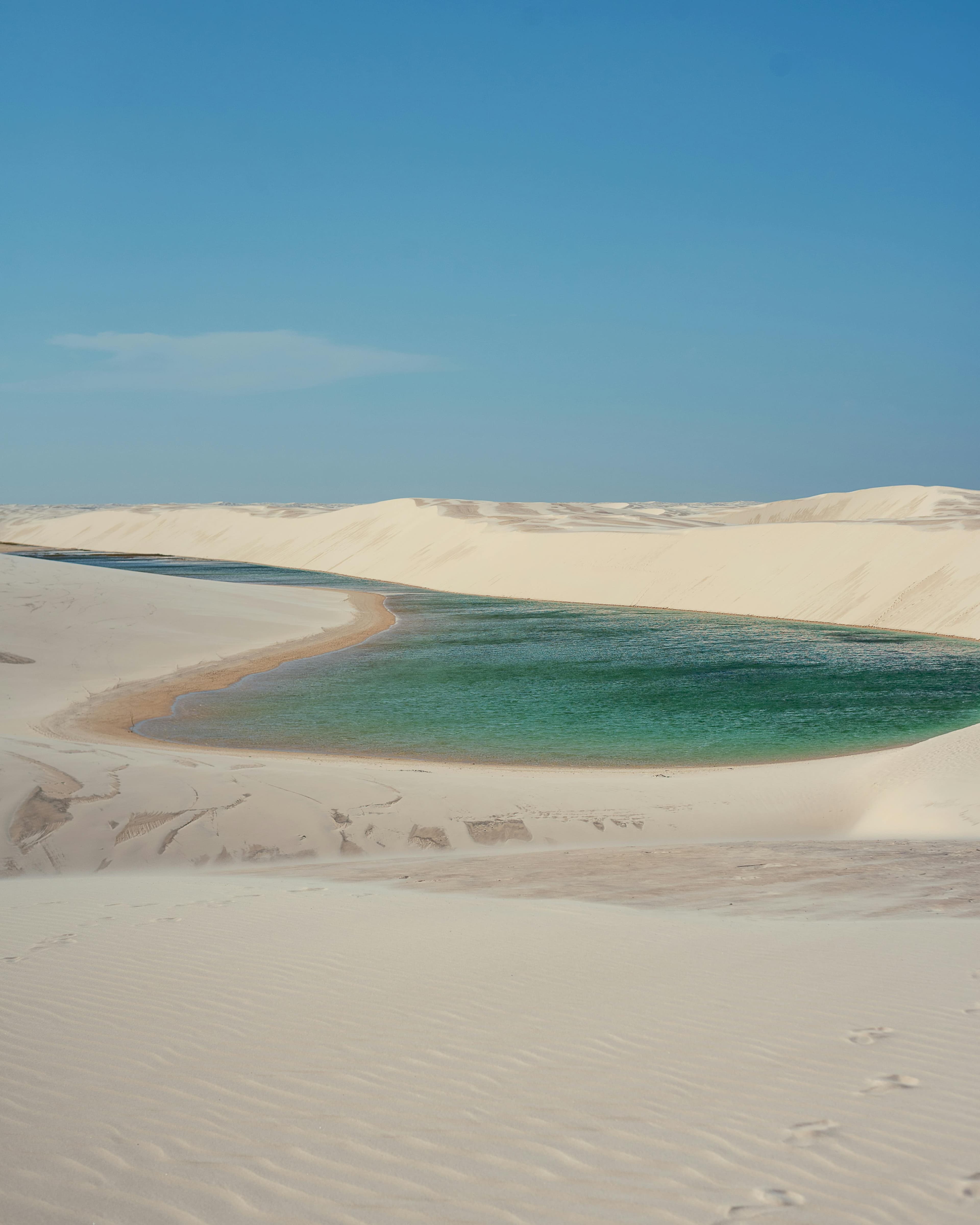 Águas calmas de lagoa nos Lençóis Maranhenses