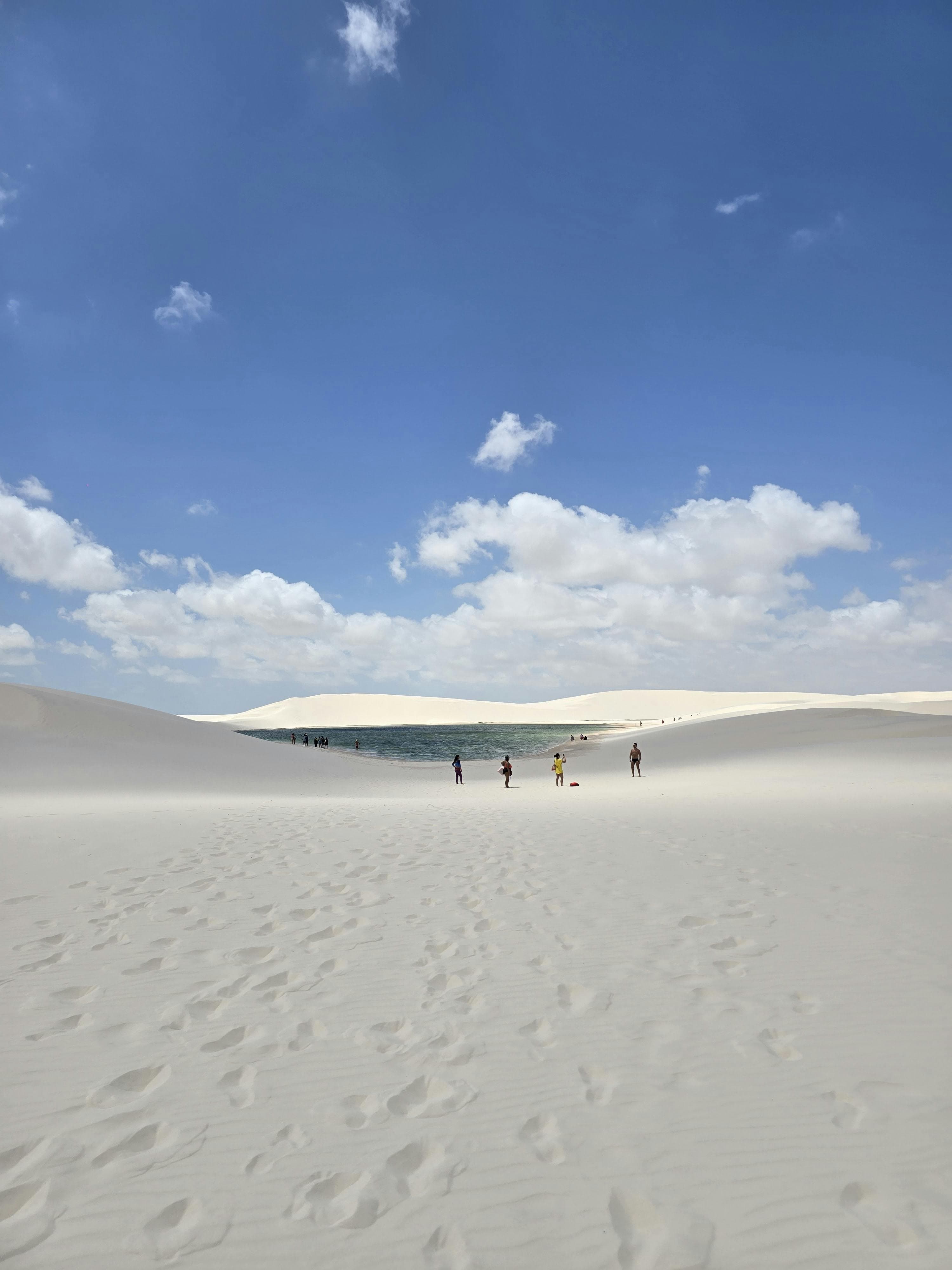 Vista ampla das lagoas dos Lençóis Maranhenses