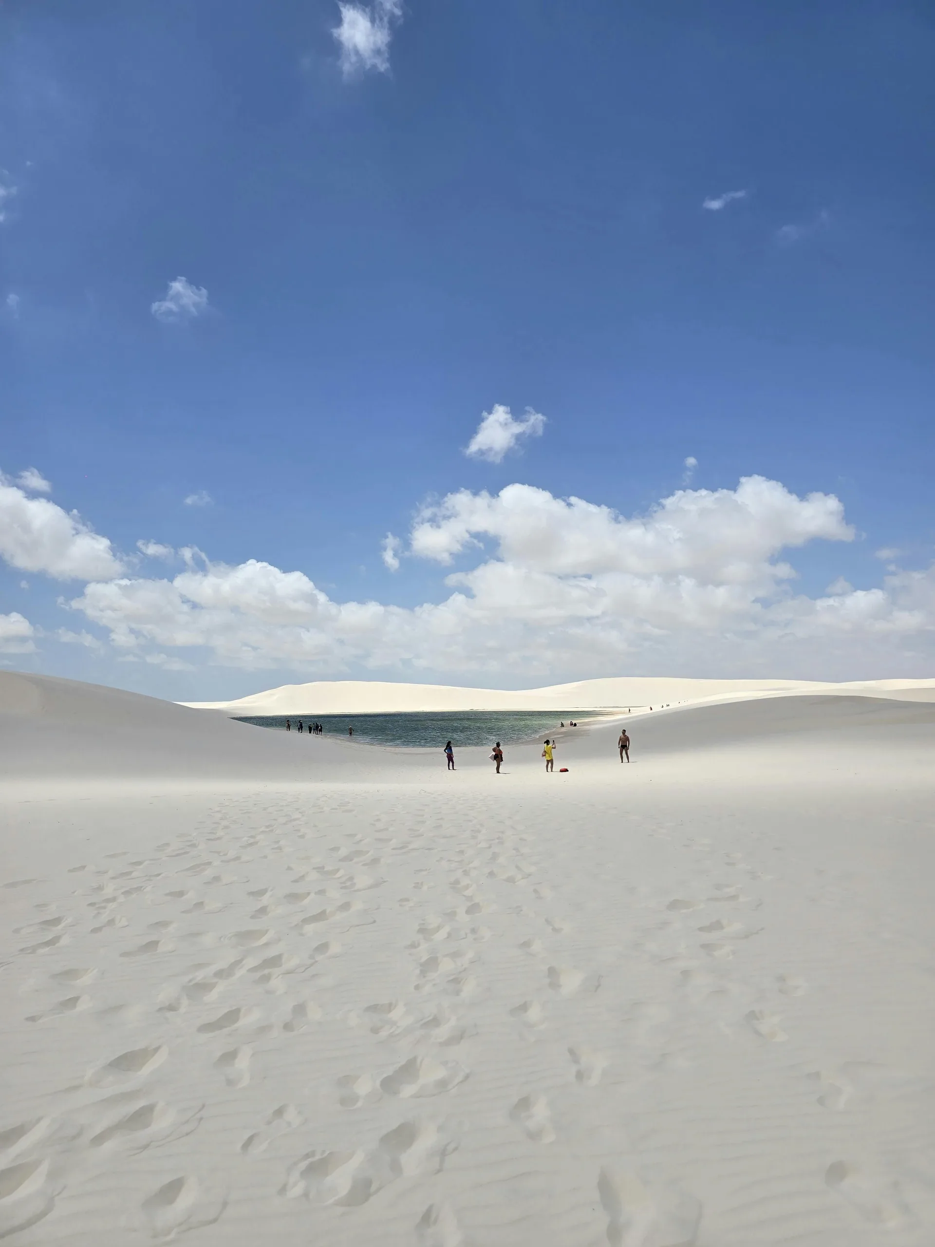 Vista ampla das lagoas dos Lençóis Maranhenses
