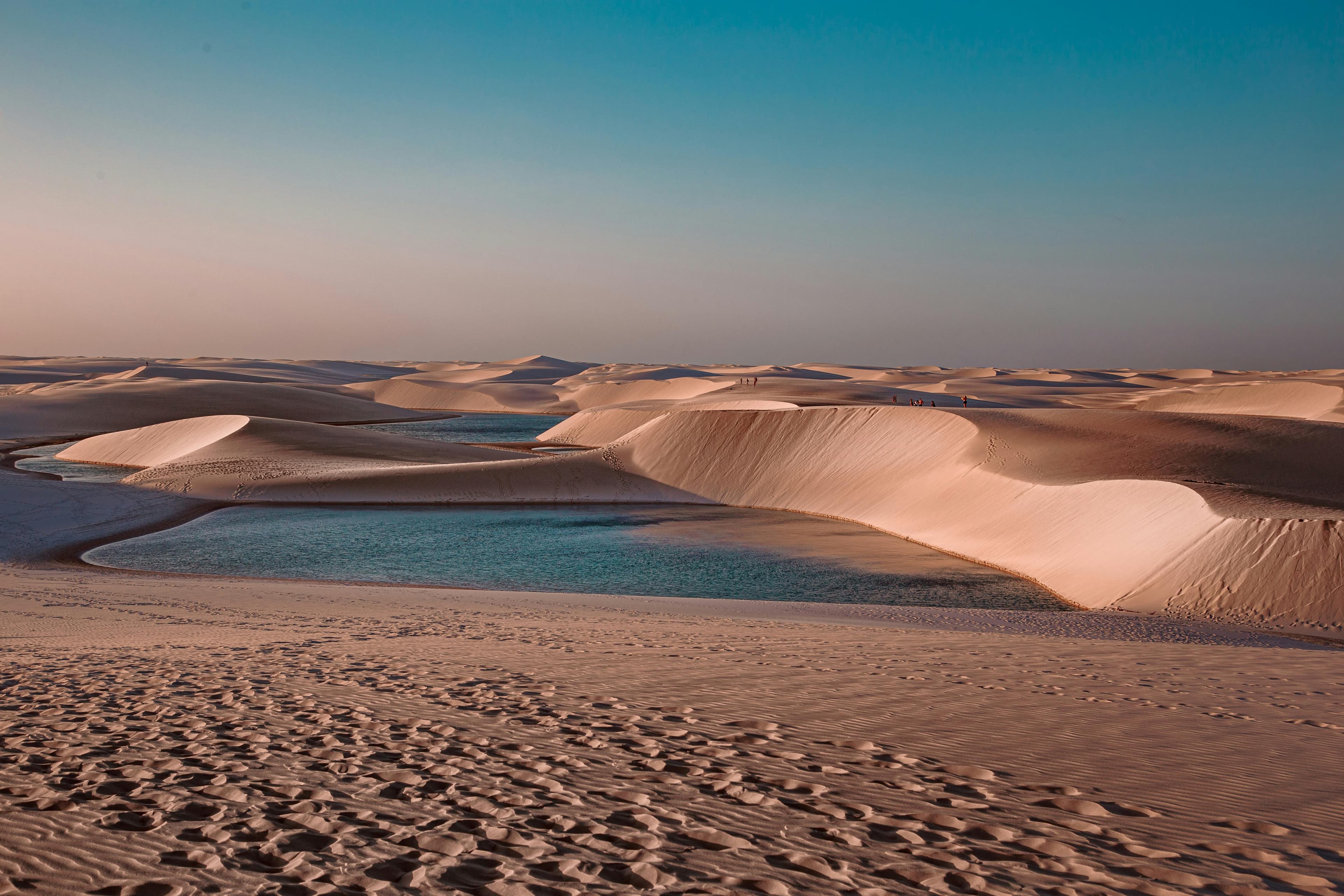 Dunas brancas sob céu azul nos Lençóis Maranhenses