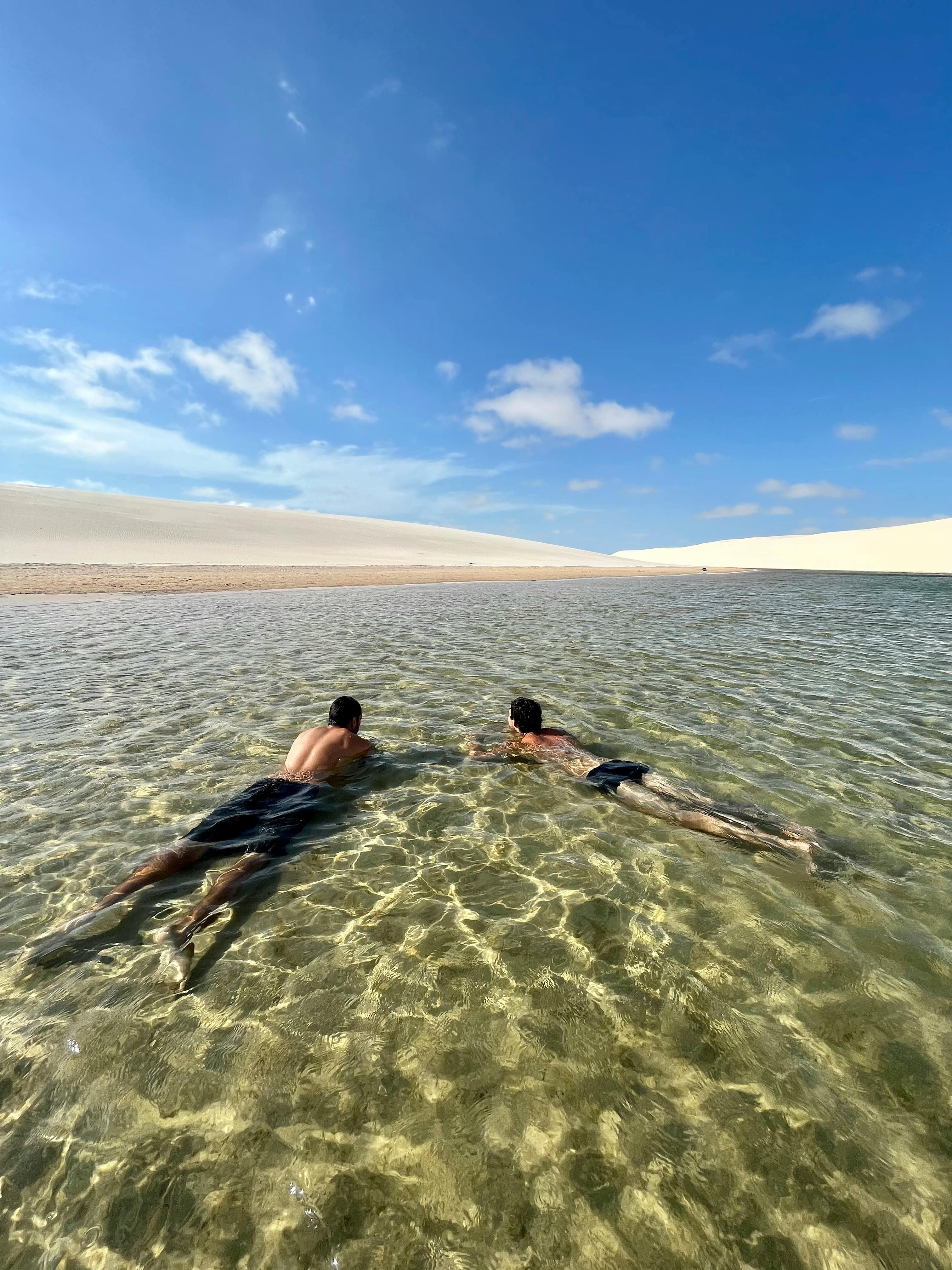 Reflexo perfeito em lagoa dos Lençóis Maranhenses
