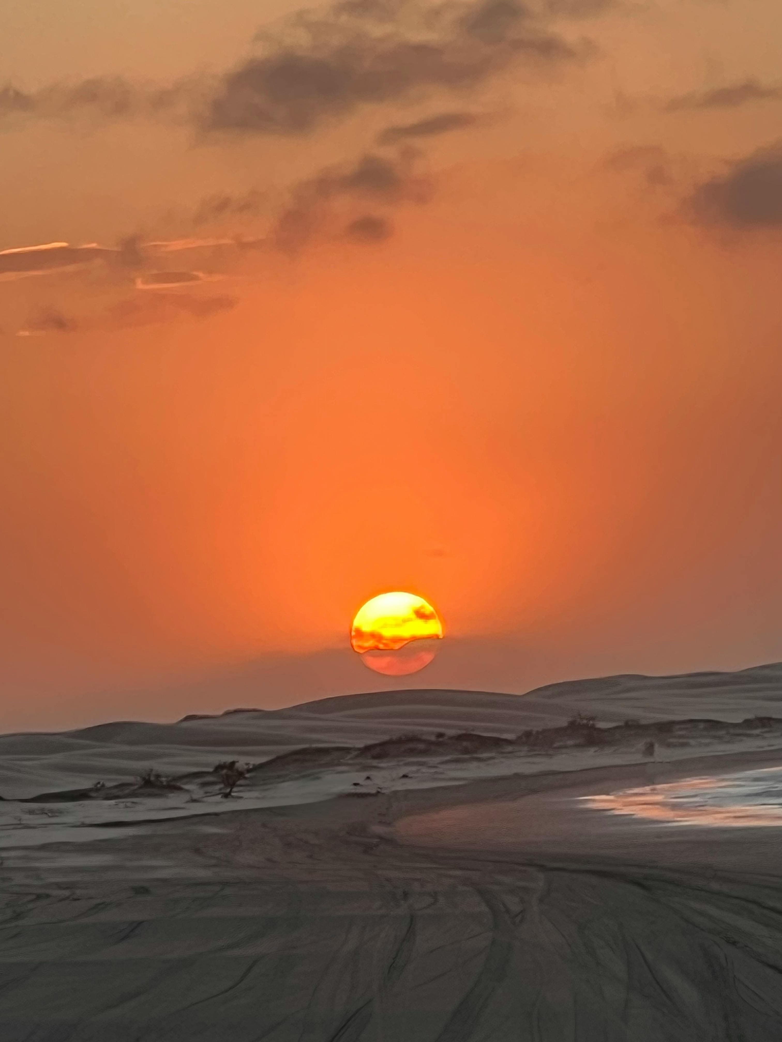Dunas e lagoa ao entardecer nos Lençóis Maranhenses