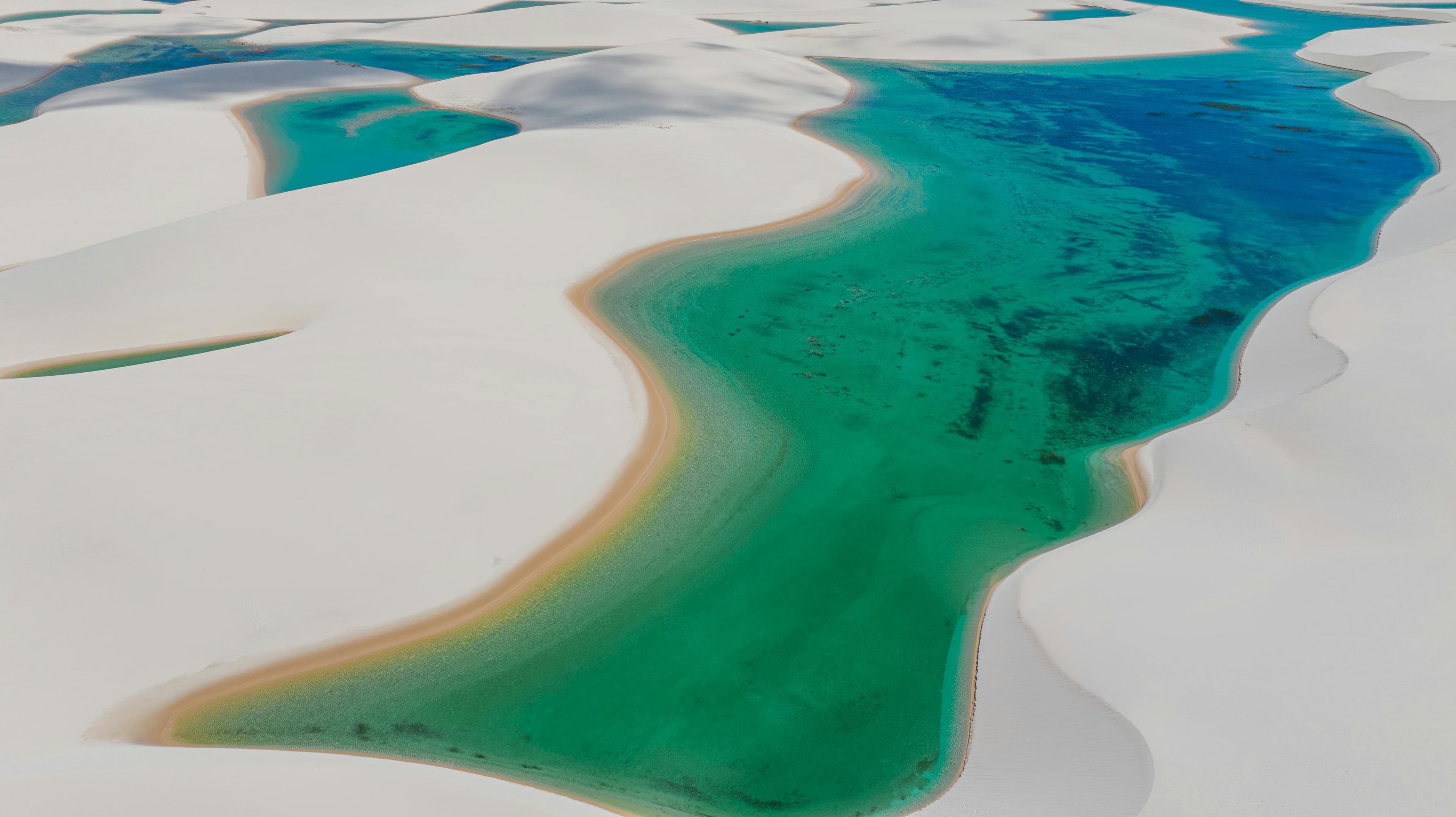 Lagoa em meio às dunas dos Lençóis Maranhenses