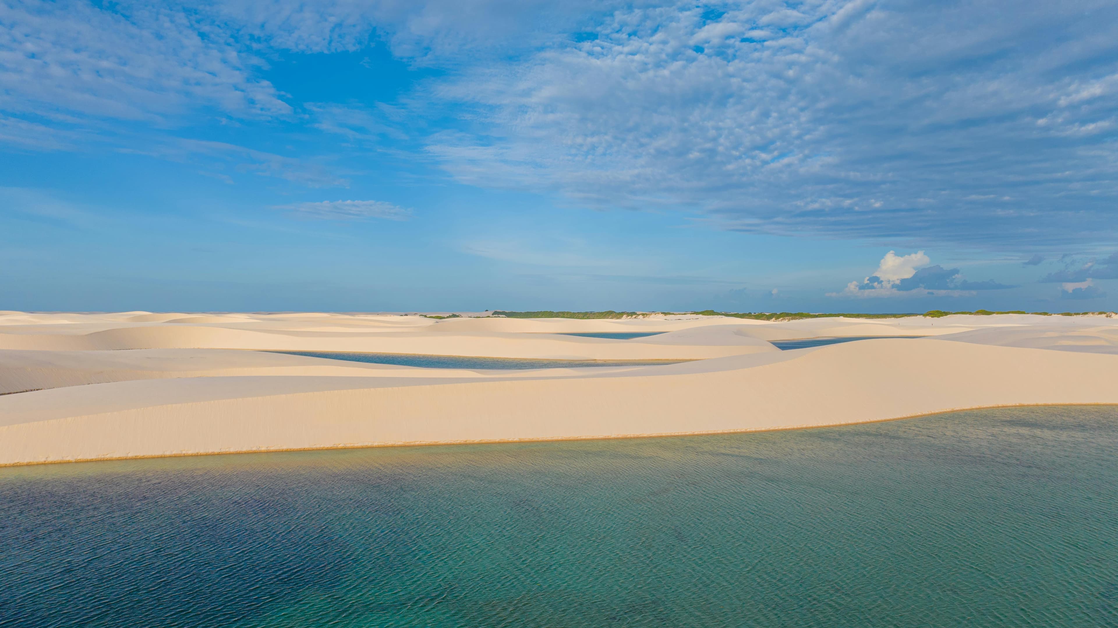 Vista da duna para a lagoa nos Lençóis Maranhenses
