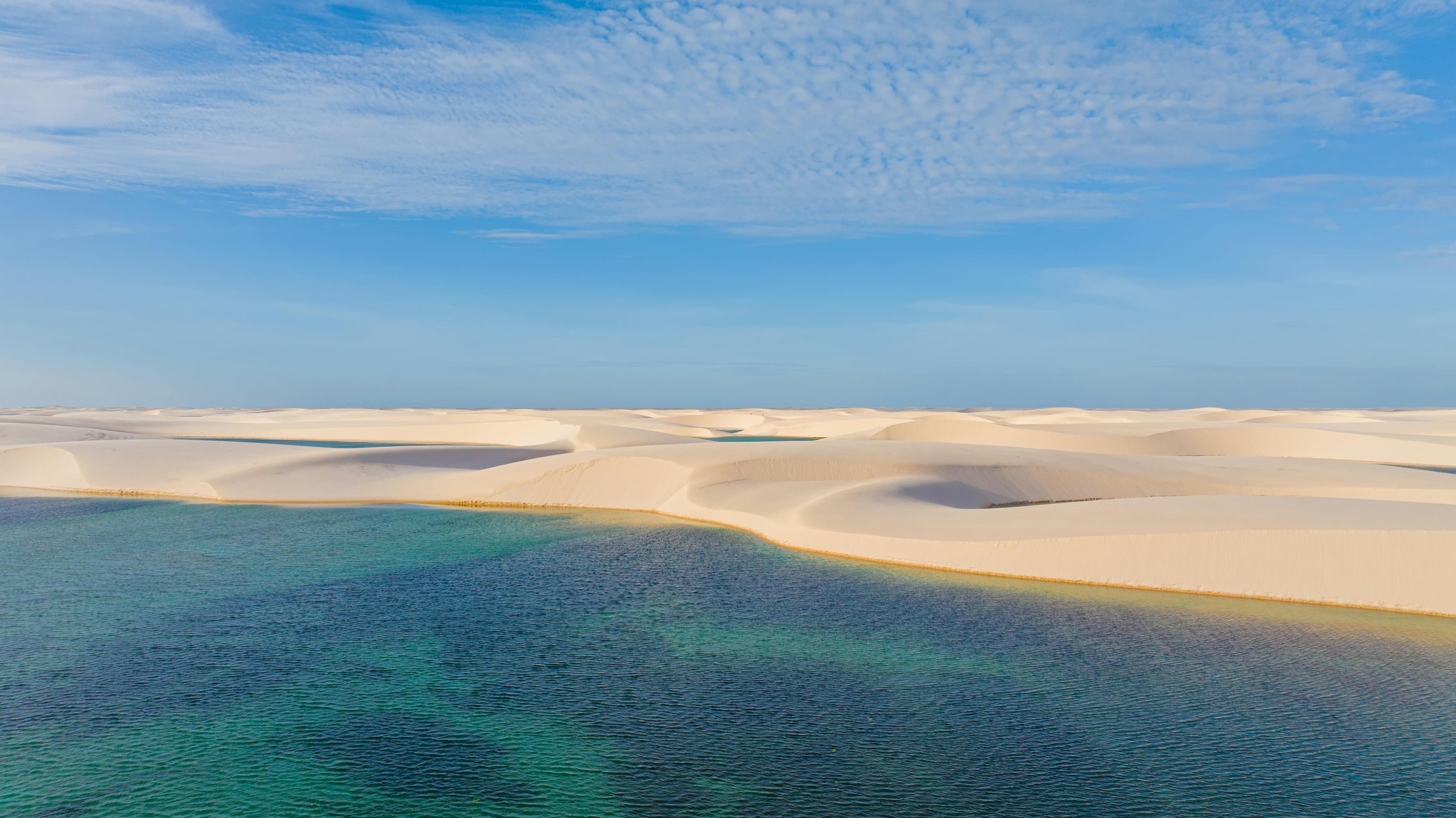 Lagoa azul-turquesa nos Lençóis Maranhenses