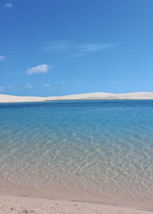 Águas cristalinas e transparentes de lagoa nos Lençóis Maranhenses