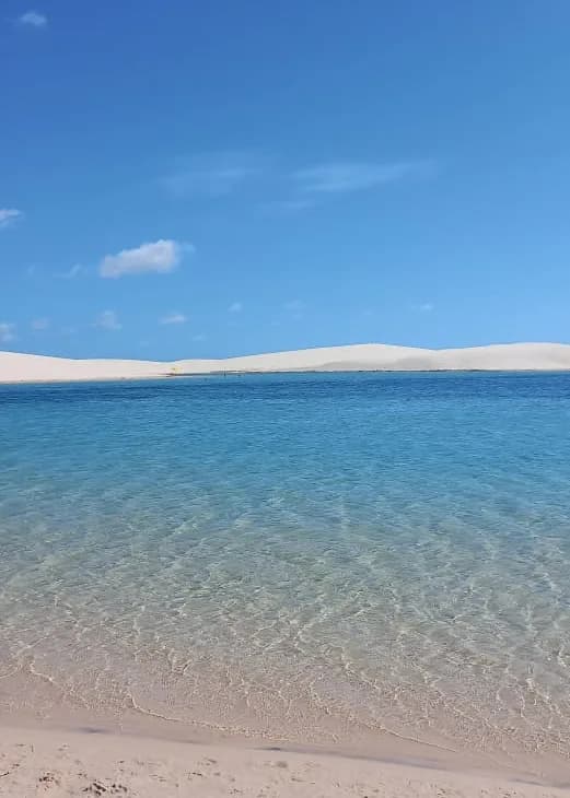 Águas cristalinas e transparentes de lagoa nos Lençóis Maranhenses