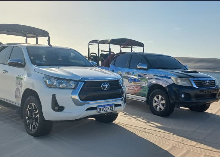 Frota 4x4 Hilux da Renilton Turismo nas dunas dos Lençóis Maranhenses