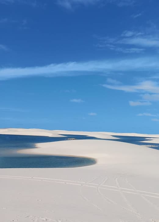 Campo amplo de dunas brancas onduladas no Circuito Rancharia dos Lençóis Maranhenses