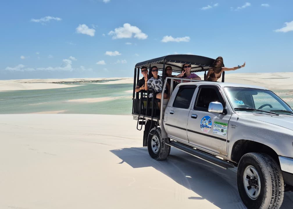 Grupo de turistas na caçamba da Hilux 4x4 nos Lençóis Maranhenses