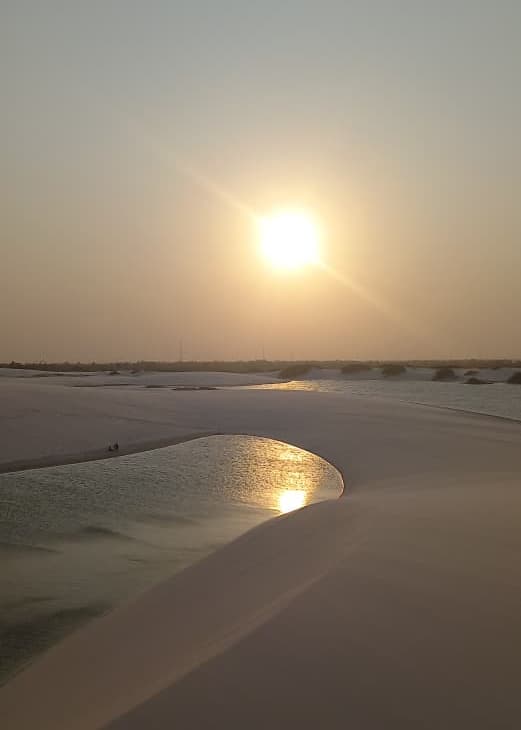 Nascer do sol espetacular sobre dunas e lagoa nos Lençóis Maranhenses