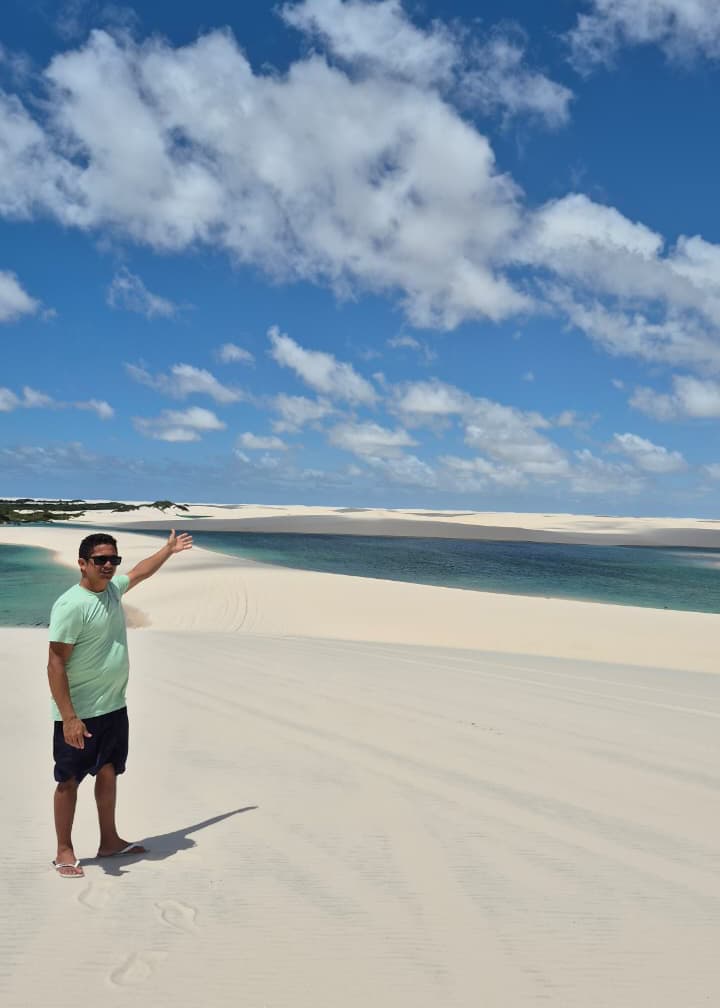 Renilton apresentando a lagoa cristalina dos Lençóis Maranhenses