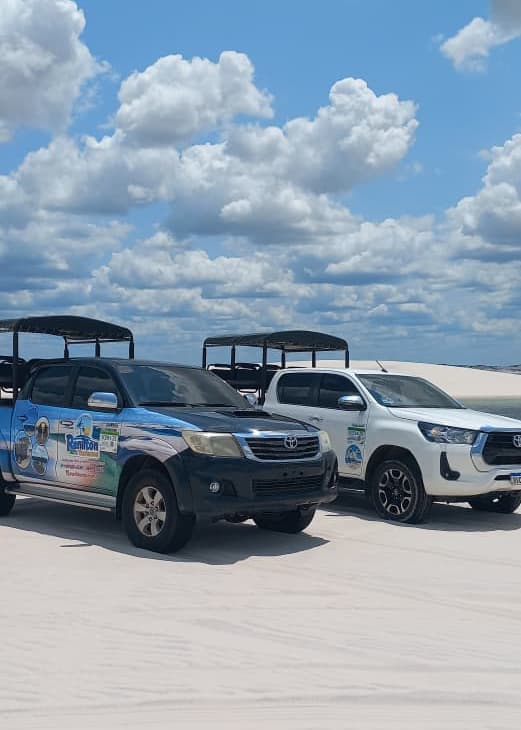 Frota de veículos 4x4 Renilton Turismo estacionada nas dunas