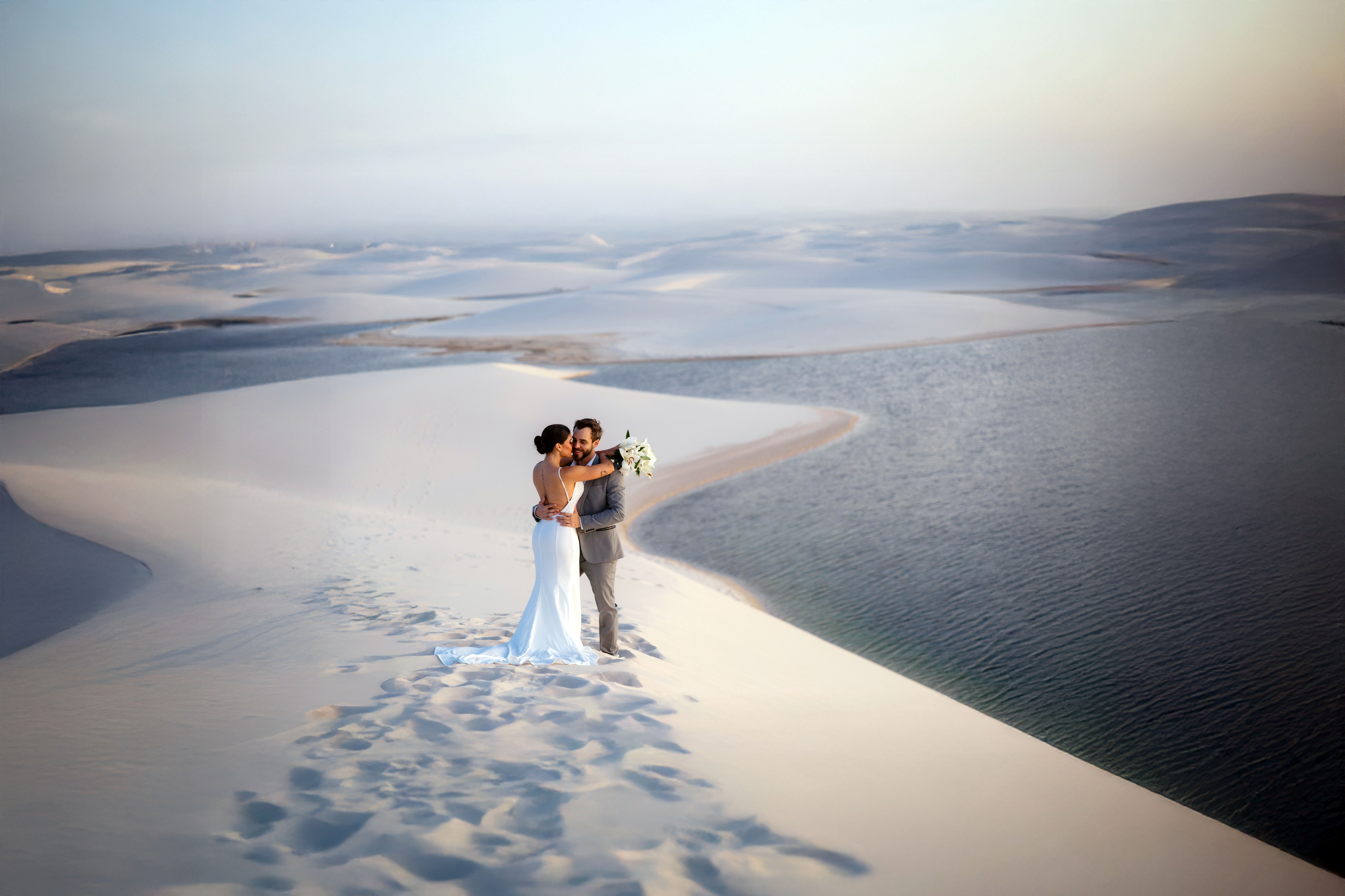 Elopement de noivos em duna e lagoa nos Lençóis Maranhenses