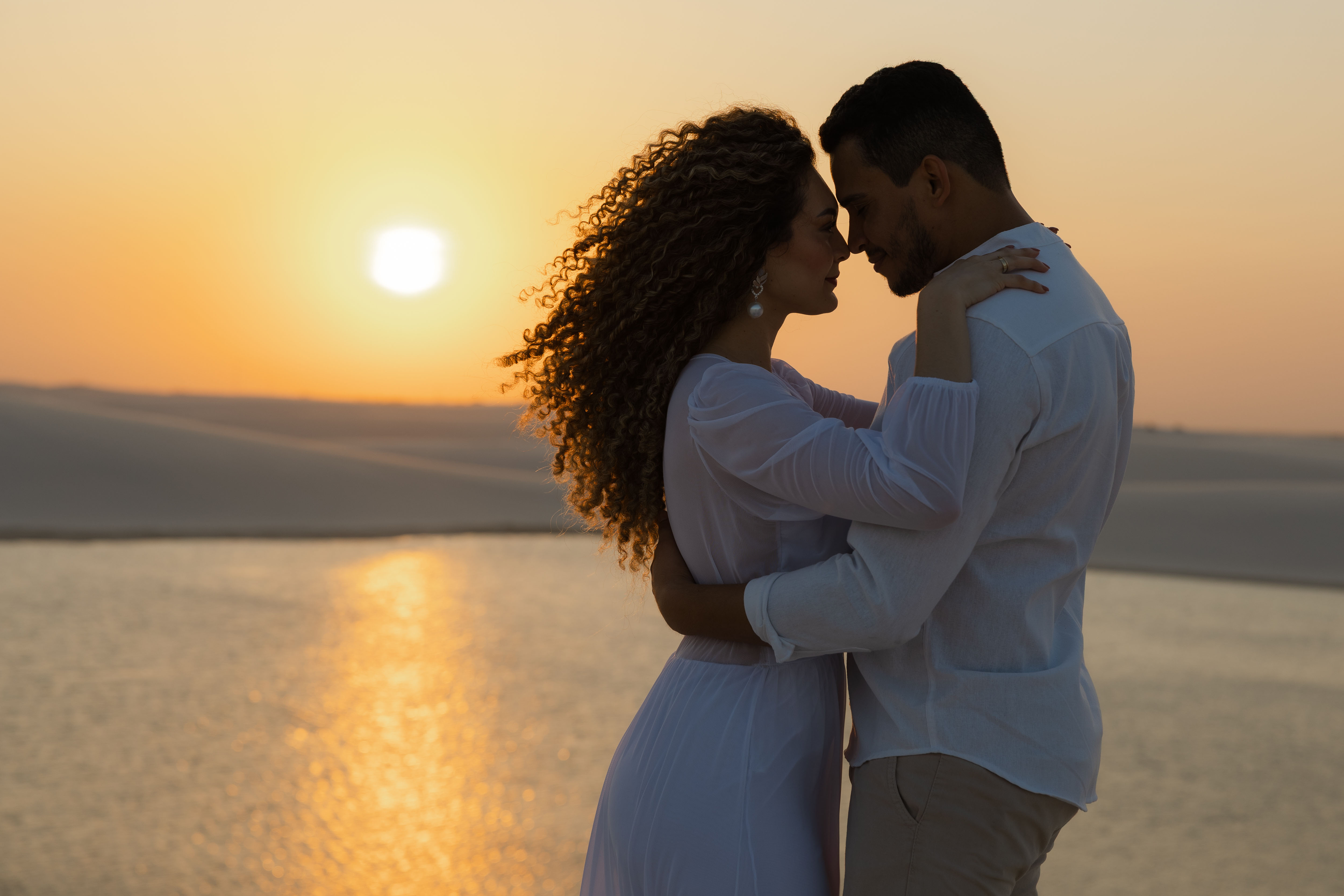 Ensaio romântico de casal em lagoa cristalina nos Lençóis Maranhenses